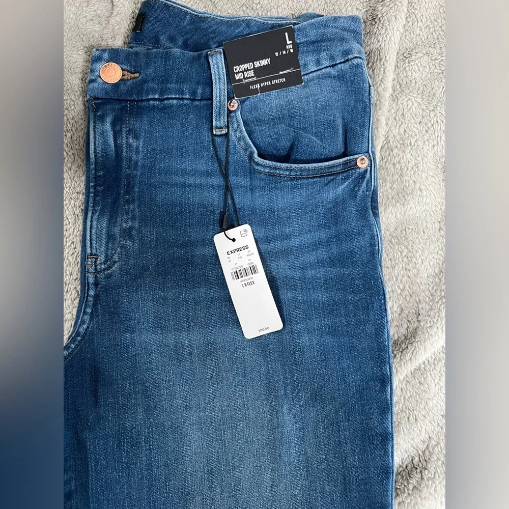 [Express] NWT Mid Rise Medium Wash FlexX
Cropped Skinny Jeans - Picture 4 of 5